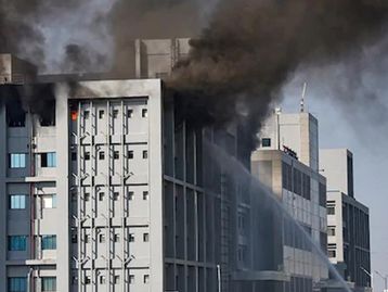 Fabricante da vacina de covid-19 é atingido por incêndio na Índia