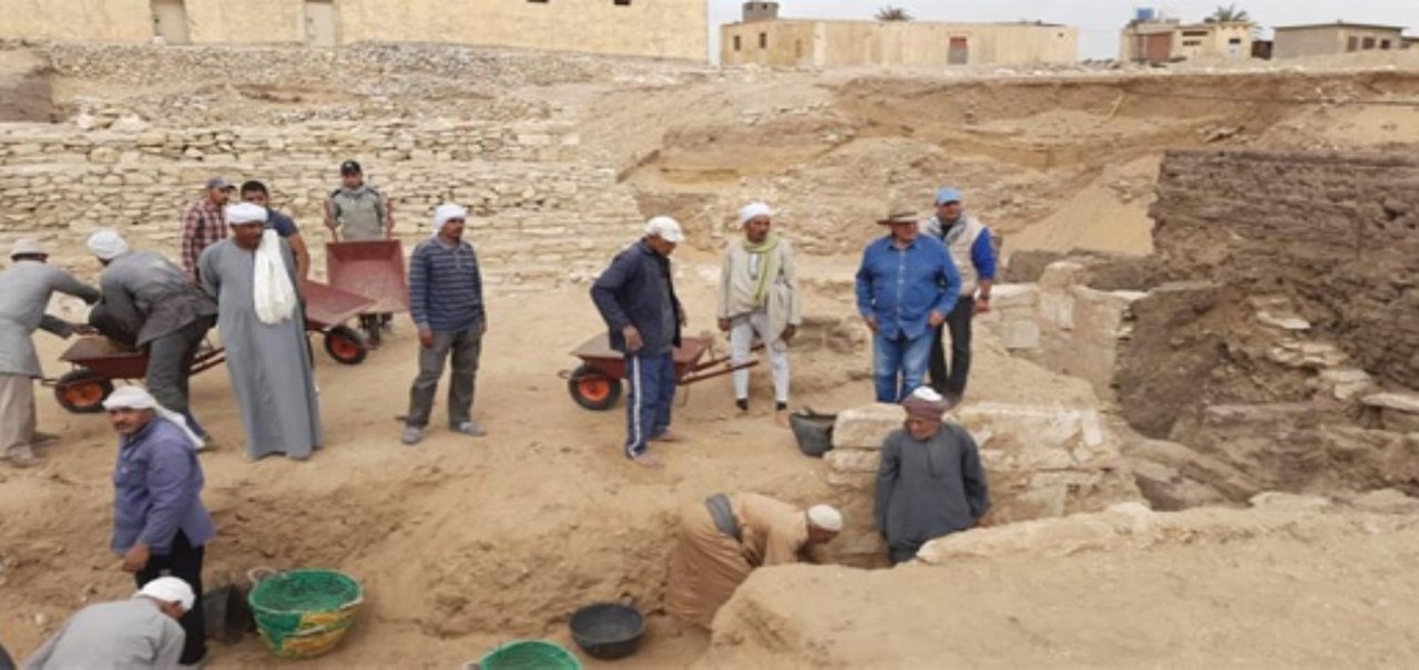 Missão arqueológica descobre cemitério de 3 mil anos no Egito