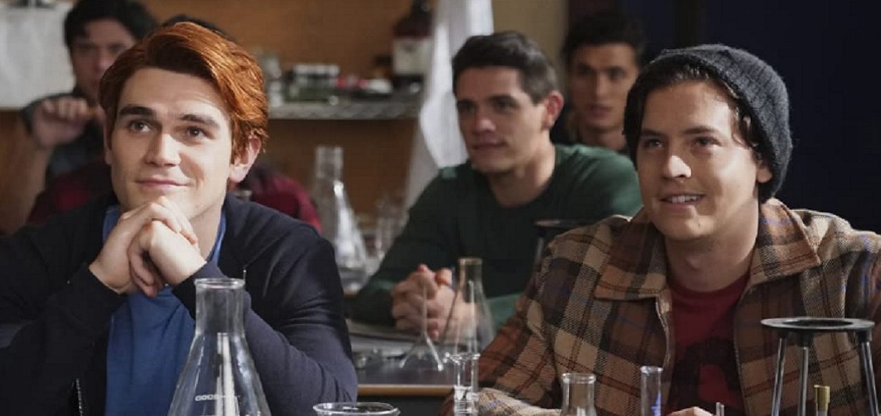 Riverdale 5x3: muitas emoções tomam a formatura de Riverdale High (Recap)