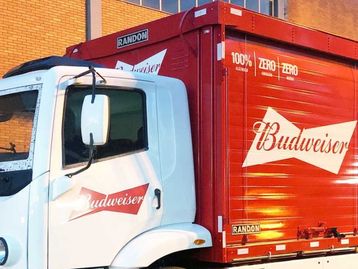 Ambev compra 1.000 veículos elétricos para transportar bebidas
