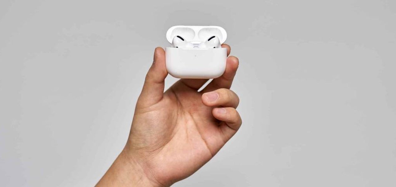 Homem engole AirPods dormindo e sobrevive para contar história