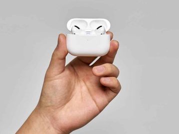 Homem engole AirPods dormindo e sobrevive para contar história