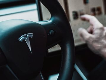 Tesla é intimada por falhas em carros produzidos na China