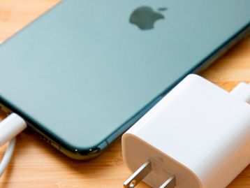Projeto obriga fabricante a vender celular com carregador no Brasil