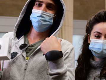 Israel usa pulseira para rastrear casos de covid-19 em viajantes