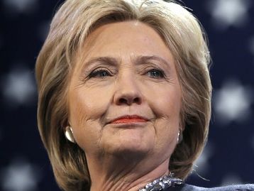 Edie Falco será Hillary Clinton em Impeachment: American Crime Story