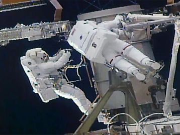 Astronautas fazem caminhada espacial para mexer em painéis solares