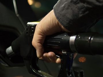 Só elétricos: cidade da Califórnia proíbe novos postos de gasolina
