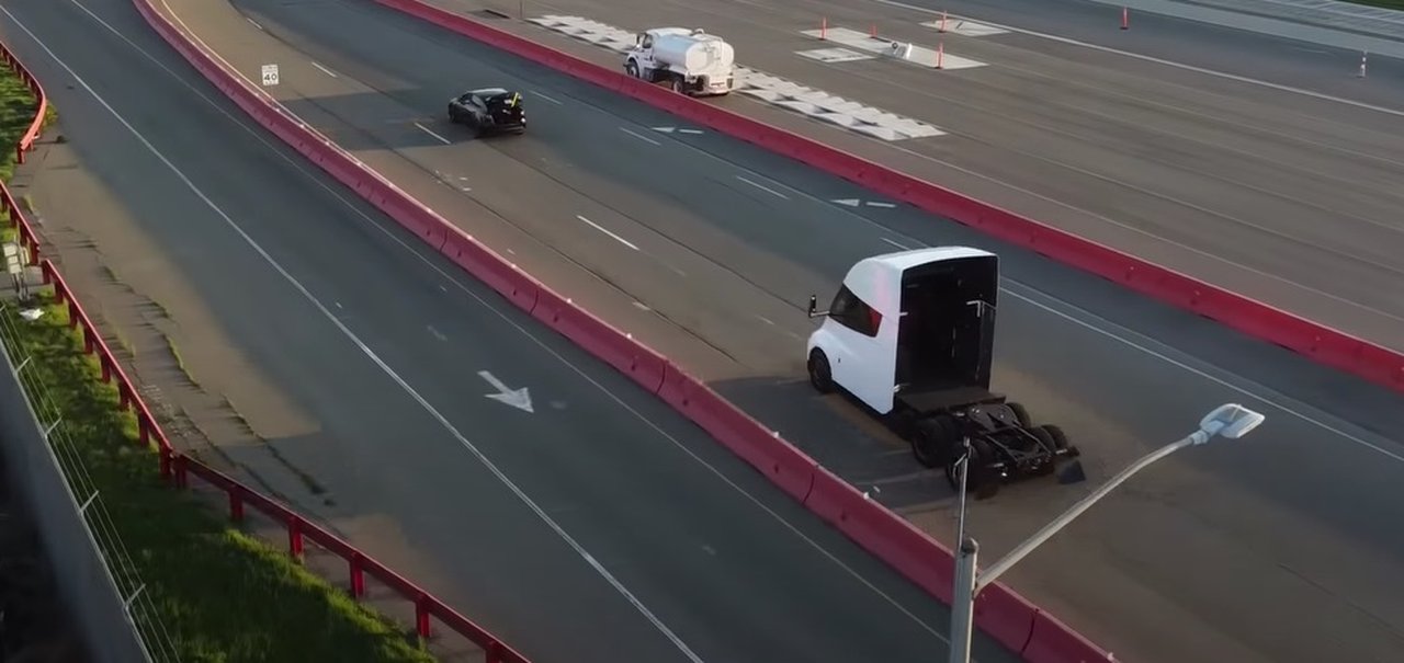 Tesla Semi: caminhão autônomo é flagrado durante teste [vídeo]