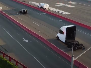 Tesla Semi: caminhão autônomo é flagrado durante teste [vídeo]