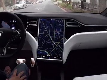 Tesla remove motoristas desatentos de testes com piloto automático