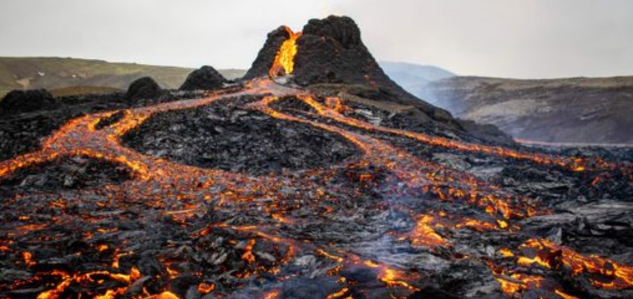 Drone registra imagens incríveis de erupção vulcânica na Islândia