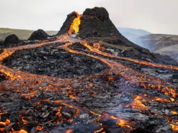 Drone registra imagens incríveis de erupção vulcânica na Islândia