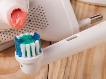 Escova de dente elétrica: veja os benefícios de usar uma 