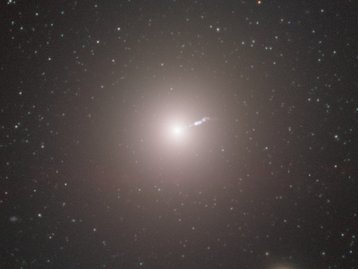 Astrônomos mapeiam campos magnéticos de um buraco negro
