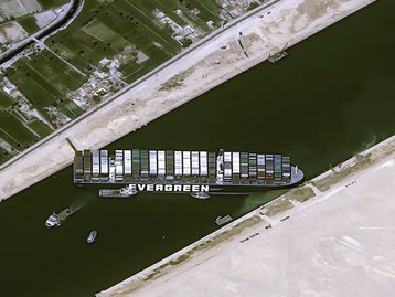Canal de Suez 'entalado' pode afetar 'tudo que você vê nas lojas'