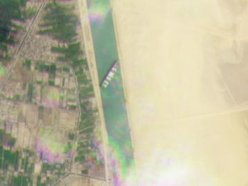 Navio que bloqueou o Canal de Suez pode ser visto do espaço