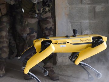 Cão-robô da Boston Dynamics faz teste de combate com exército francês