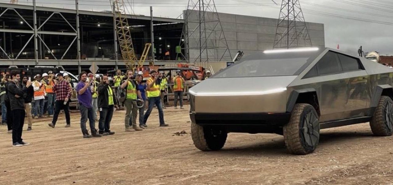 Multidão flagra Elon Musk dirigindo Tesla Cybertruck