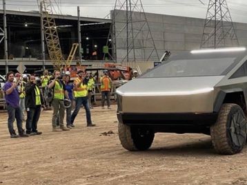 Multidão flagra Elon Musk dirigindo Tesla Cybertruck