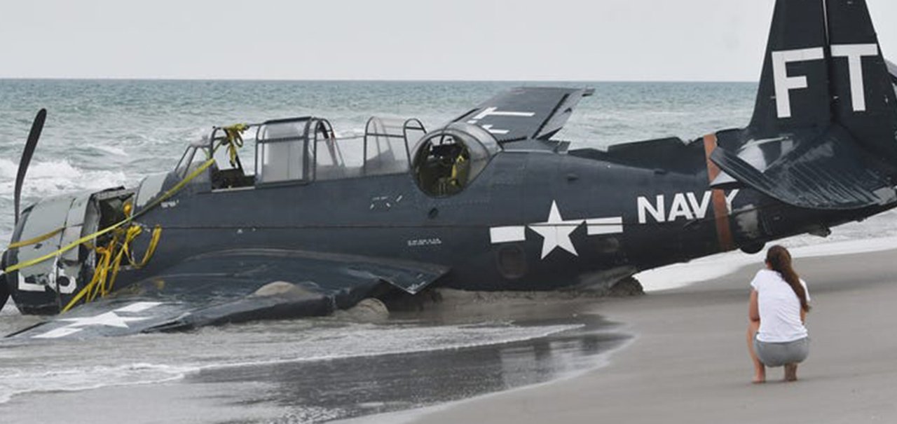 Avião da 2ª Guerra faz pouso perigoso em praia com banhistas [vídeo]