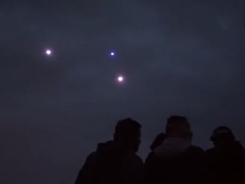 Artista usa drones e câmera para criar 'pinturas de luz' no ar