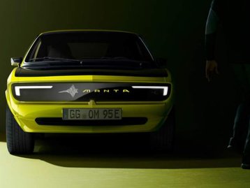 Opel Manta GSe ElektroMOD traz tela digital na grade frontal