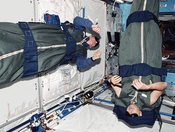 ISS superlotada não tem camas suficientes para todos os astronautas