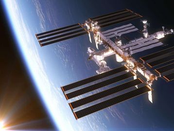 NASA mostra 11 astronautas da ISS reunidos para o jantar