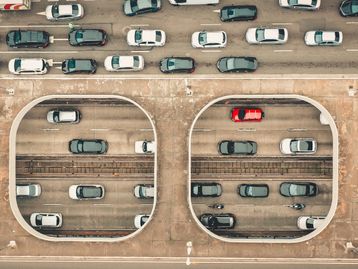 Apps de transporte aumentam o trânsito nas cidades, revela estudo