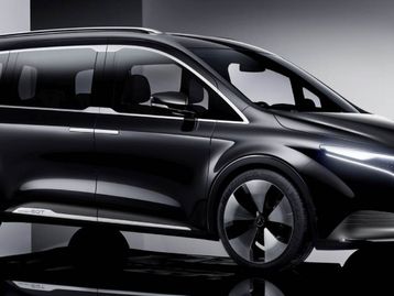 Mercedes-Benz e Tony Hawk revelam minivan com longboard elétrico