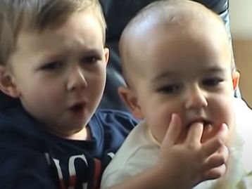 Vídeo 'Charlie bit my finger' vira NFT e será apagado após leilão