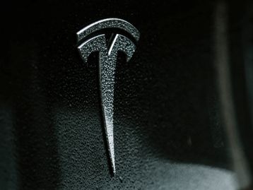 Musk se torna 3º mais rico do mundo com desvalorização da Tesla