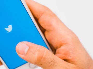 Twitter confirma que IA prefere mulheres e pessoas brancas em fotos