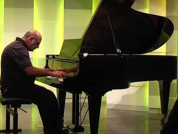 Médico atingido por raio se 'transformou' em pianista