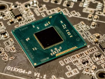 Intel afirma que escassez de chips deve durar vários anos