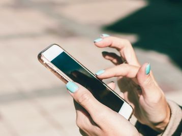 Paquistão vai bloquear sinal do celular de quem recusar vacina da covid