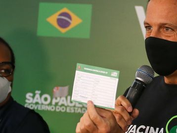 Especialista alerta para riscos de fotos com carteira de vacinação