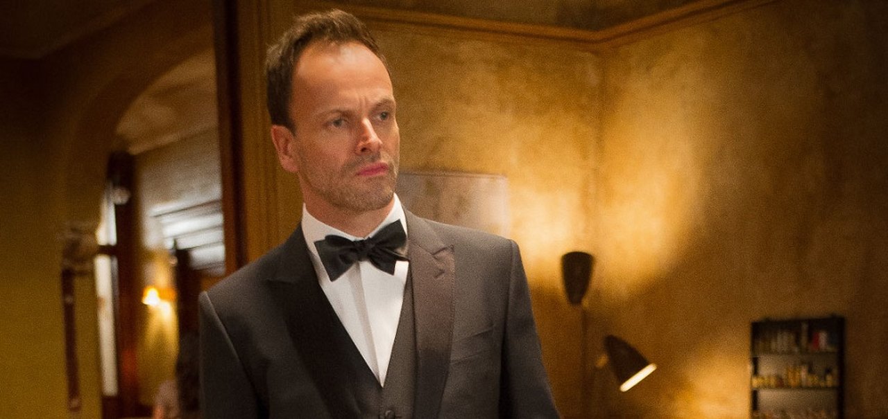 The Crown: 5ª temporada terá Jonny Lee Miller como 1º Ministro