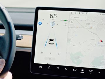 Tesla: nova atualização de sistema restaura recursos do Autopilot