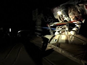 Astronautas chineses completam caminhada espacial em estação