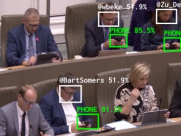 IA identifica políticos distraídos com o celular durante debates