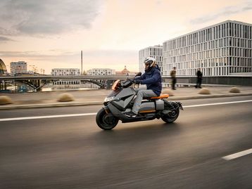 BMW lança scooter elétrica CE 04 com design futurista