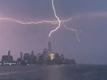 Fotógrafo com iPhone 12 Pro Max captura relâmpago em prédio de NY