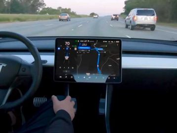 Tesla libera nova versão beta do sistema de direção autônoma