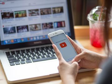 YouTube testa botão parar comprar produtos integrado aos vídeos