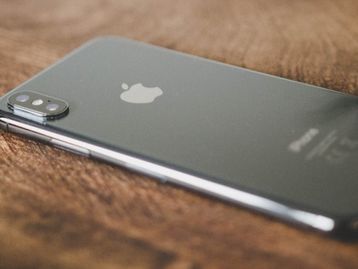 iPhone é 'pescado' após passar 8 meses no fundo de um rio