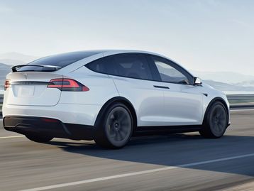 Tesla tem rendimento recorde, mas adia chegada do caminhão Semi