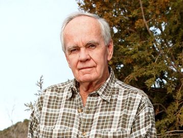 Twitter verifica conta falsa do autor Cormac McCarthy duas vezes