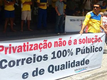 Funcionários dos Correios discutem greve contra a privatização